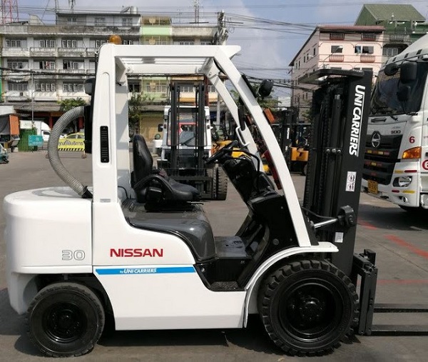 Xe nâng Nissan hoạt động mạnh mẽ