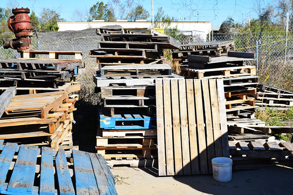 Pallet gỗ được sử dụng nhiều để làm kệ chất hàng hòa, vận chuyển
