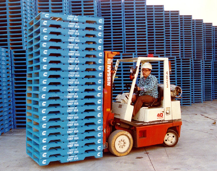 Pallet nhựa được dùng để vận chuyển trong kho bãi
