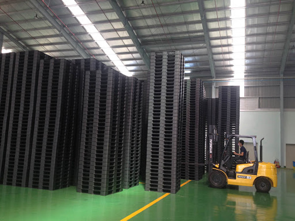 Pallet nhựa thường được sử dụng trong việc kê hàng hóa, lưu trữ