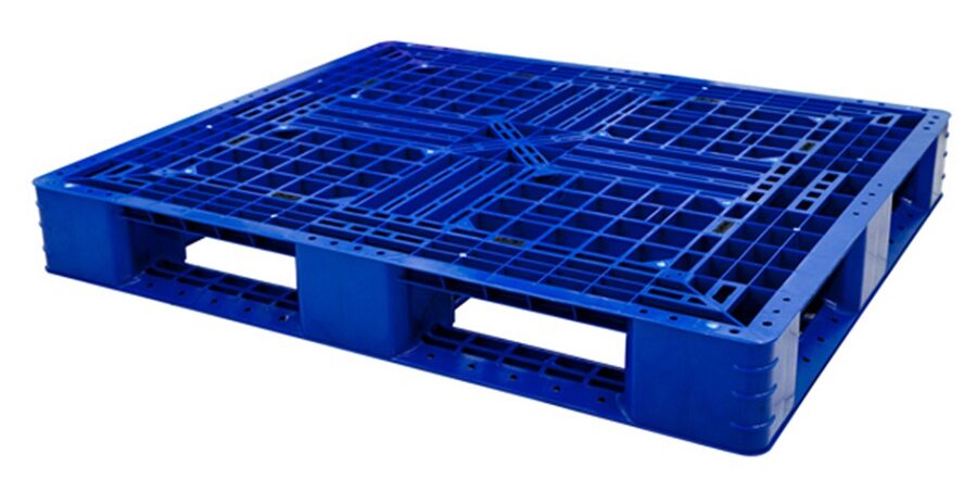 Pallet nhựa cũ có thể tái chế, thân thiện môi trường.